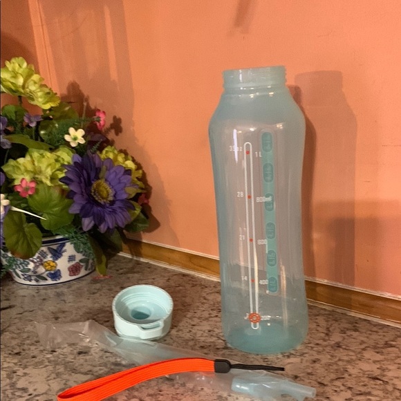 Tupperware Aquavibe Bottle/40 oz/1.2L color Aqua - Picture 1 of 4